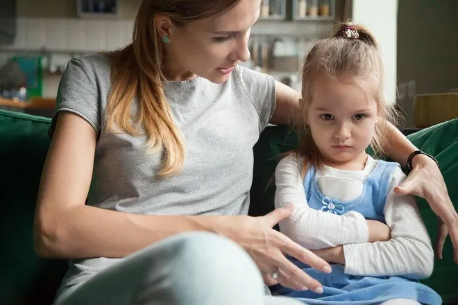 10 mẹo nhỏ nhưng có "võ" dạy trẻ bướng bỉnh trở nên ngoan ngoan, nghe lời - Ảnh 2.